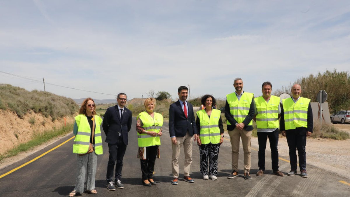 Puigneró, en el centro, entre las alcaldesas de Almenar y Almacelles, Teresa Malla y Vanesa Olivart.