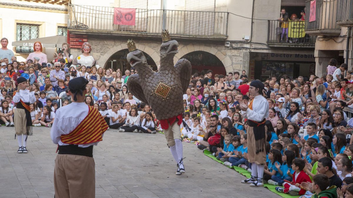 Els grups infantils de cultura popular van oferir ahir els seus balls a la plaça Major.