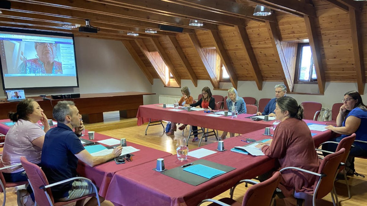 Suport del sector docent - El Conselh d’Aran va reunir ahir els representants del sector educatiu a la vall per exposar-los la situació i explicar-los les mesures que ha decidit prendre. El Conselh va explicar després que va rebre el suport del ...