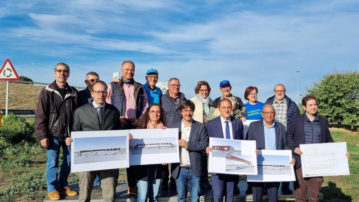 Autoritats i membres de la Plataforma Canal Viu al punt on s'ha de construir un pont per a vianants