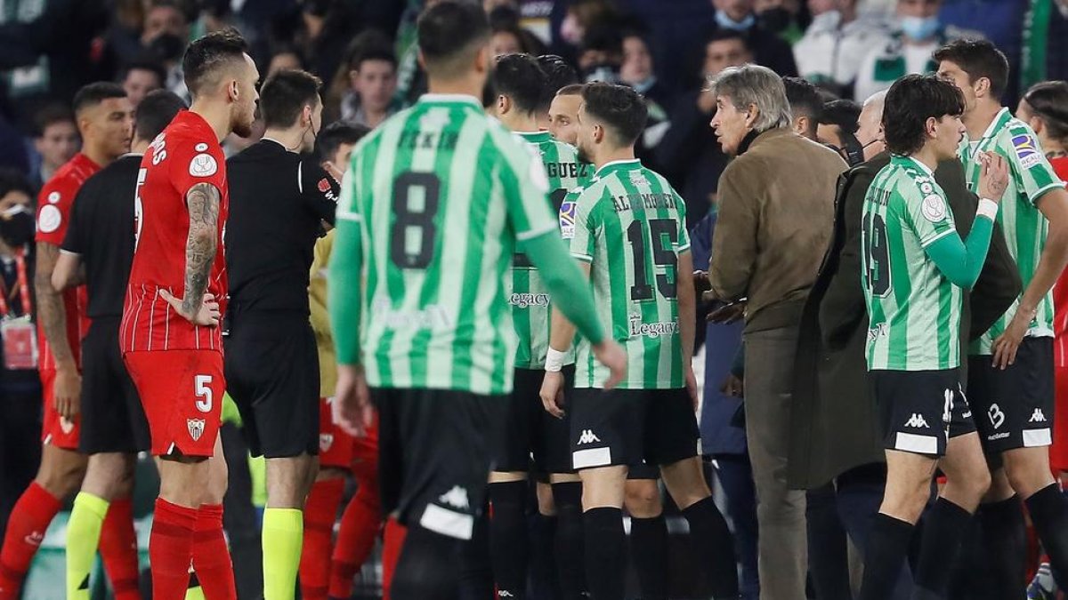 De Burgos Bengoetxea envia a vestidors els jugadors després de l’impacte de la barra a Jordán.
