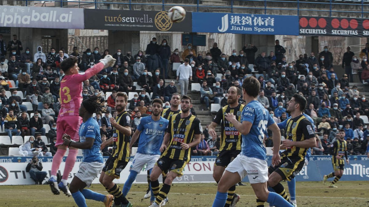 El porter visitant, Mingo, rebutja una acció a pilota aturada del Lleida durant el primer temps.