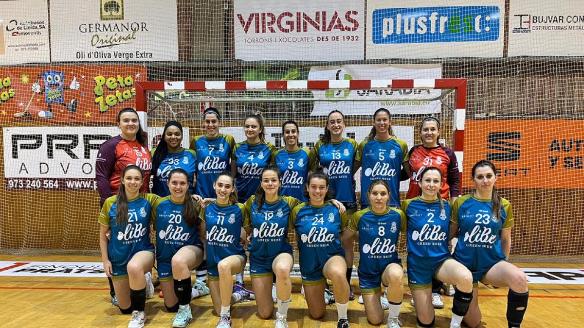 Plantilla del OliBa Green Beer Lleida, que disputa desde hoy la fase de ascenso en el Onze de Setembre.