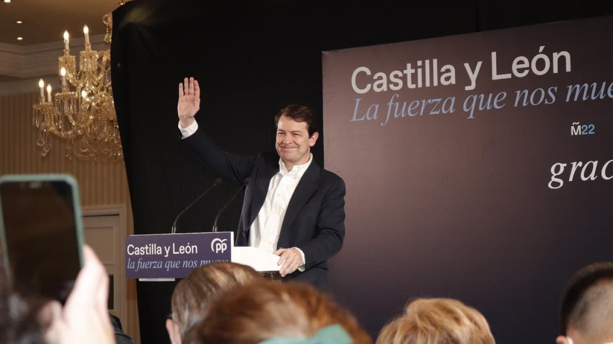 El candidat pel PP, Alfonso Fernández Mañueco, celebra la victòria popular als comicis.