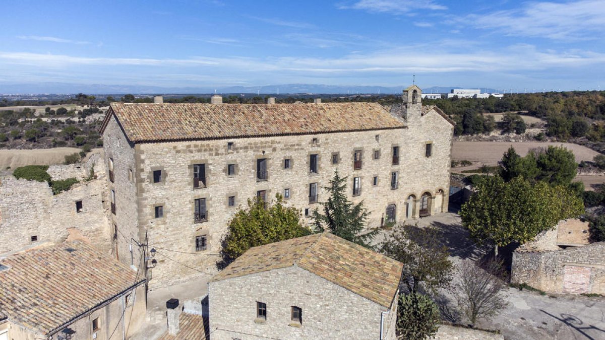 La fachada del convento, de forma rectangular, está en buen estado, pero no tanto el interior.