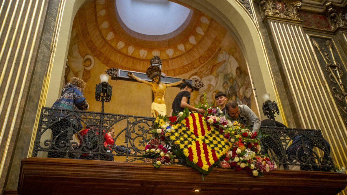 Las flores se colocaron en el balcón frente al Sant Crist.