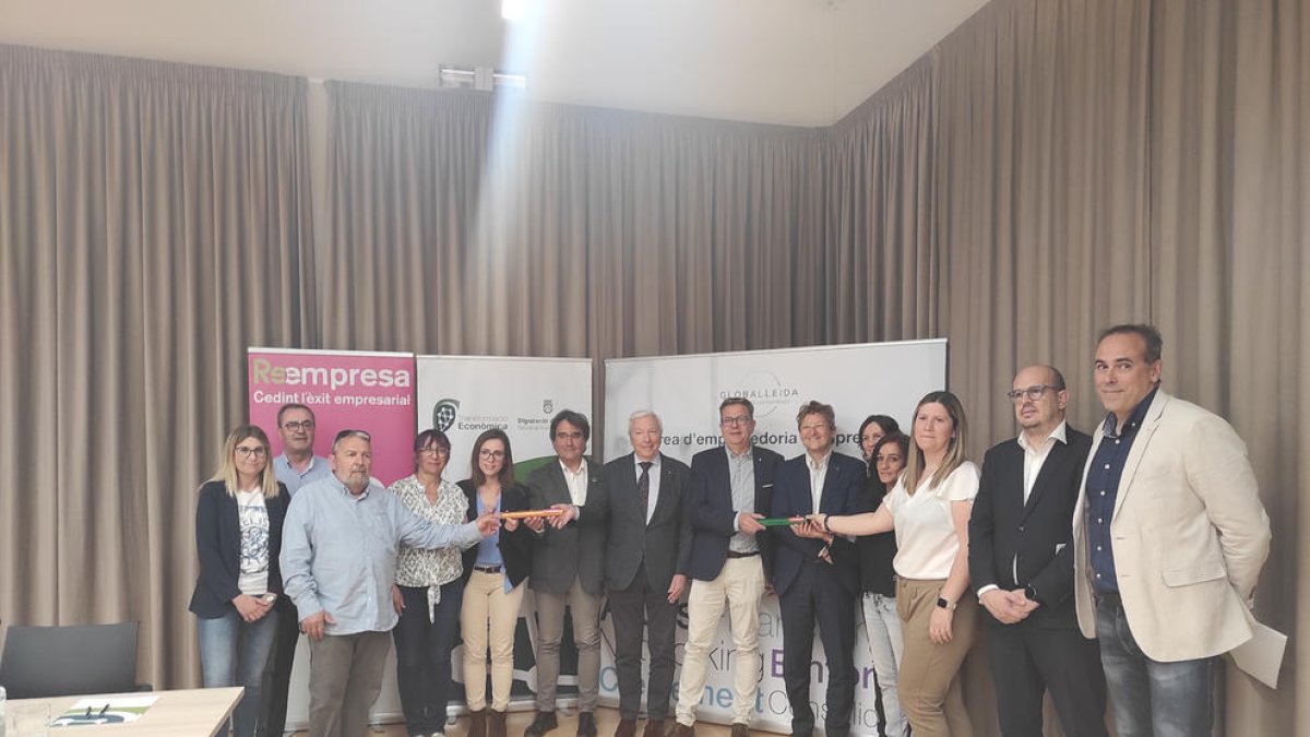 El presidente de la Diputación, Joan Talarn, junto a otras autoridades y participantes en el programa.