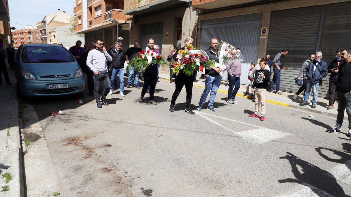 Los compañeros depositaron tres ramos de flores y una vela en la calle Sifó de La Bordeta donde hallaron malherido al taxista.