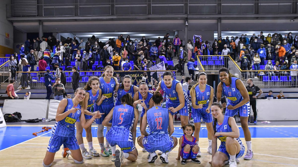 Les jugadores del Cadí la Seu van posar a la conclusió del partit per celebrar una nova victòria.