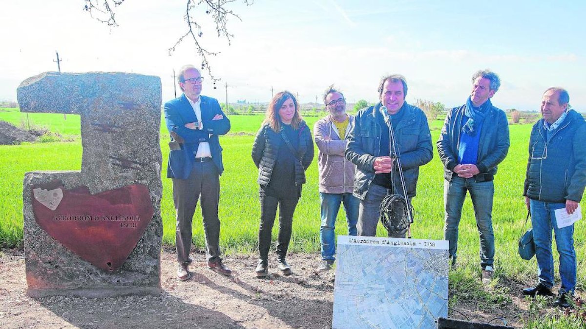 Moment de la inauguració del monòlit commemoratiu.