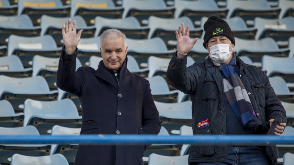 Luis Pereira i Vicente Javaloyes saluden en el partit davant de l’Ejea.