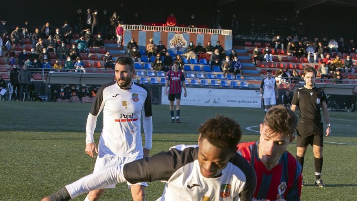 Un defensor local trata de dificultar el avance de un adversario.