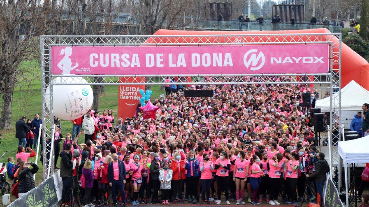 Moment de la sortida de la Cursa de la Dona de Lleida, prova que tornava a l’activitat després d’una aturada de dos anys a causa de la pandèmia.