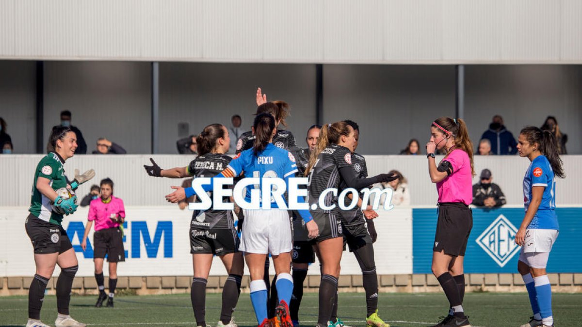 Pixu, en el moment de mediar amb l'àrbitra perquè anul·lés el gol concedit a l'AEM sense que entrés la pilota.