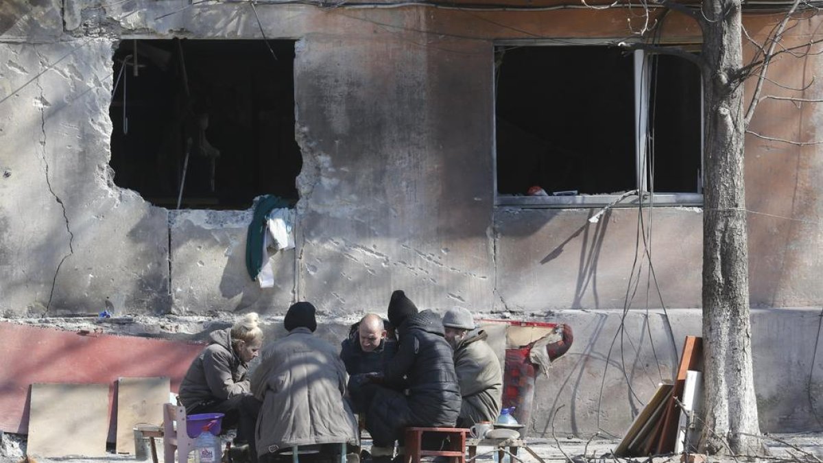 Un grupo de personas preparan comida en Mariúpol, Ucrania