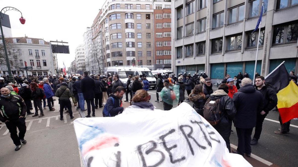 Los antivacunas fracasan en su intento de paralizar Bruselas