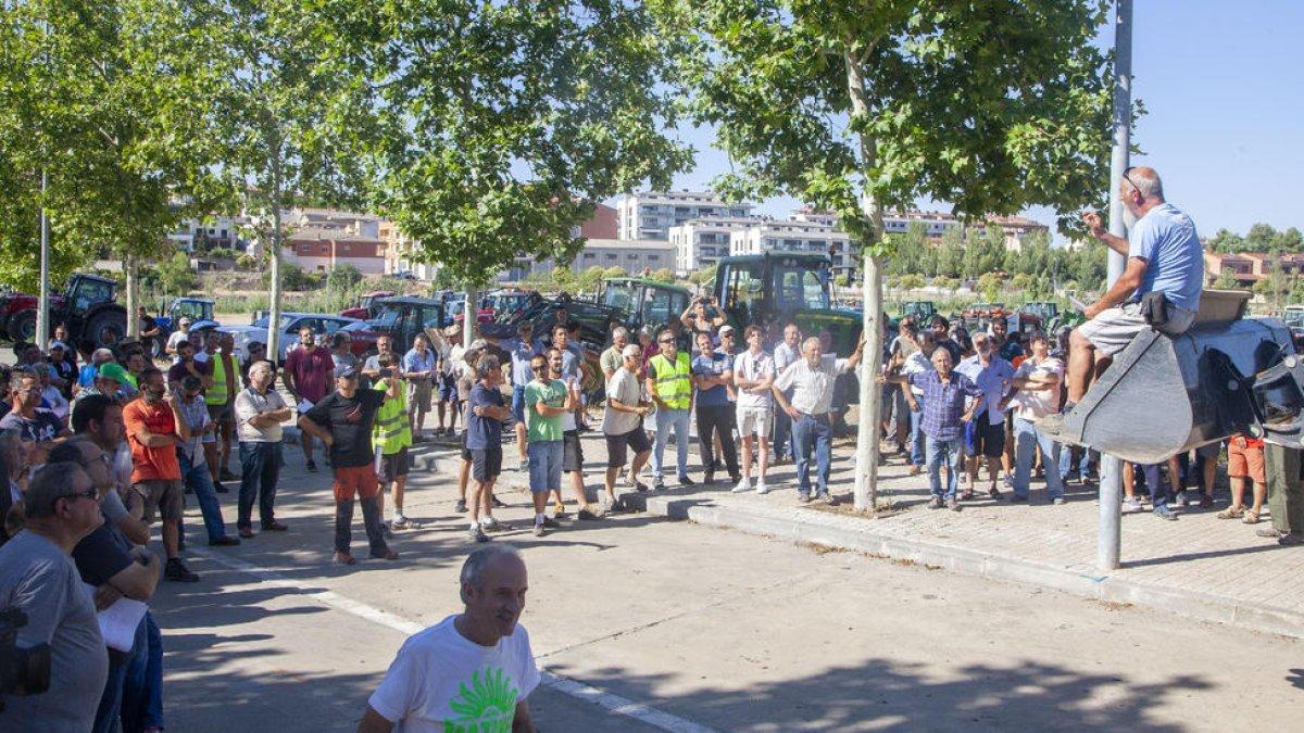 Agricultores del Urgell y la Segarra se reunieron en Tàrrega antes de montar en más de 150 tractores para la marcha lenta por la C-14.