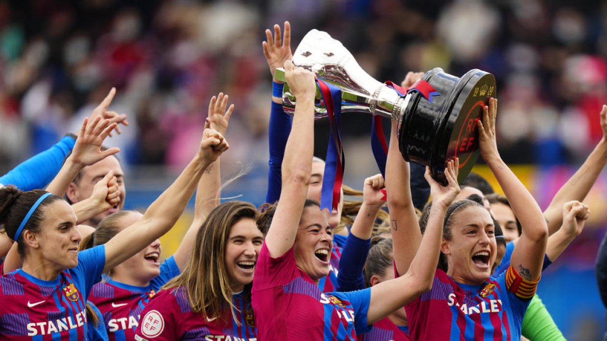 Alexia Putellas, clave al anotar los dos primeros goles, levantó la copa de campeonas.