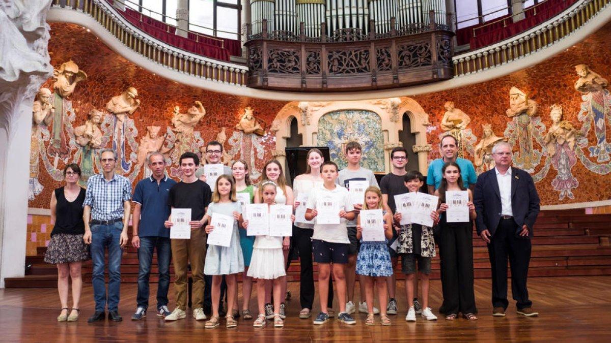 Alumnos de piano galardonados y profesores, el pasado martes en el Palau de la Música Catalana.