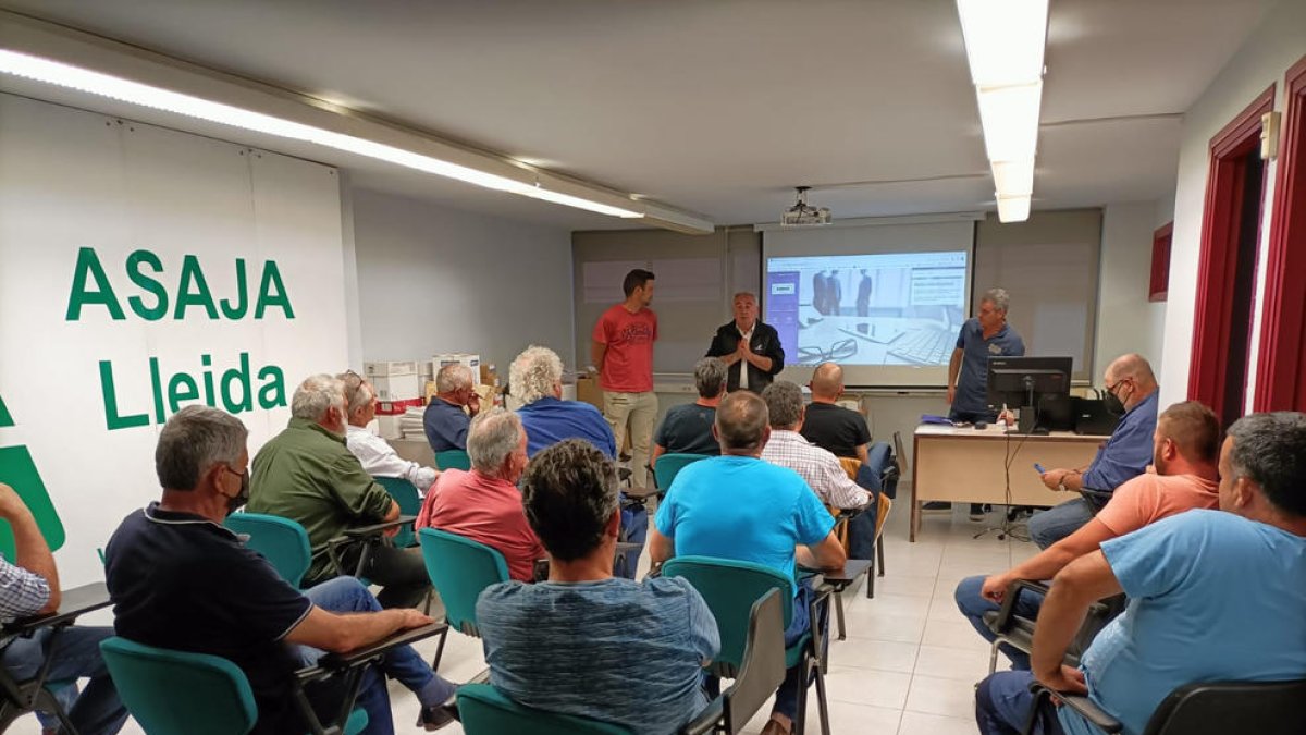 Un momento de la jornada celebrada con los agricultores.