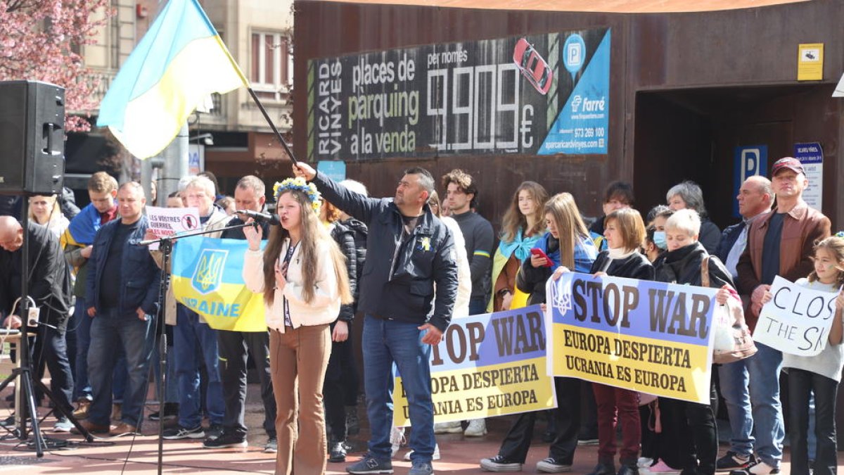 Imagen de satélite que muestra edificios y daños de los bombardeos en la ciudad de Mariupol.