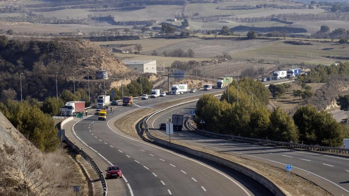 Imatge de l’autovia tallada i, al fons, de la desviació del trànsit per l’N-II.