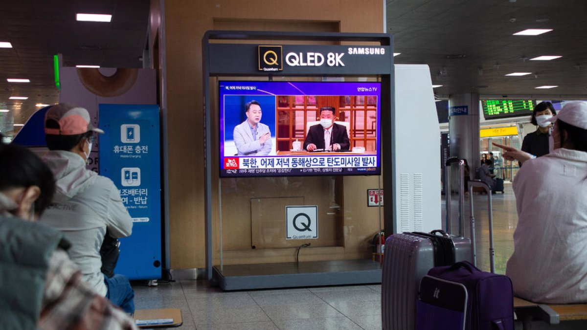 Noticias sobre la pandemia en Corea del Norte en una televisión en Seúl.