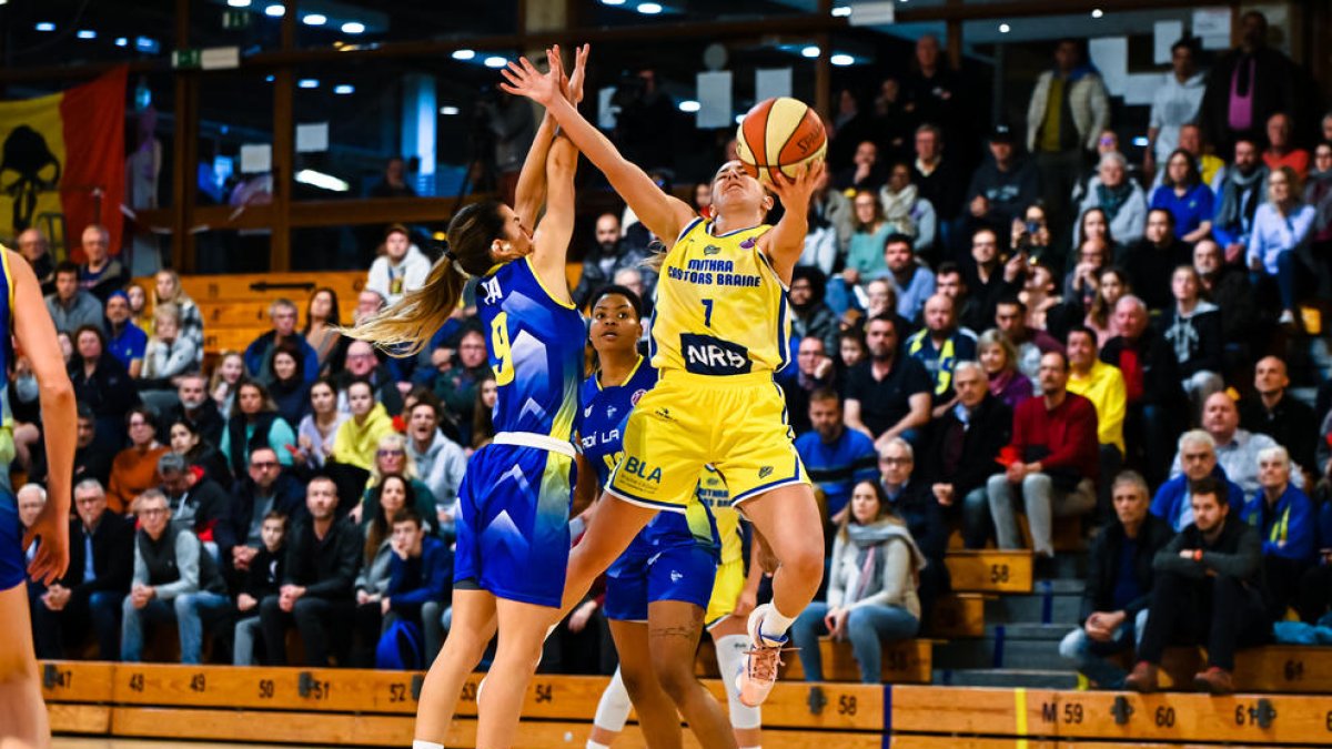 Laura Peña defensa una entrada a cistella de Tadic.