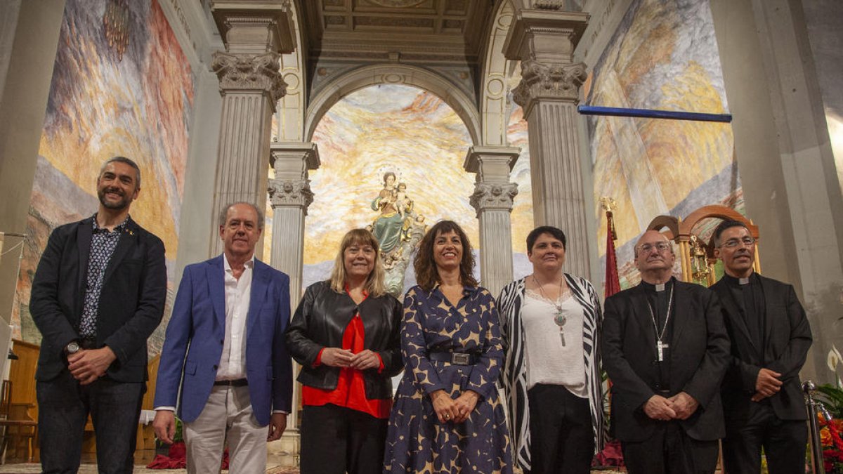 Autoridades junto al artista que participaron en el estreno de las pinturas en la iglesia.