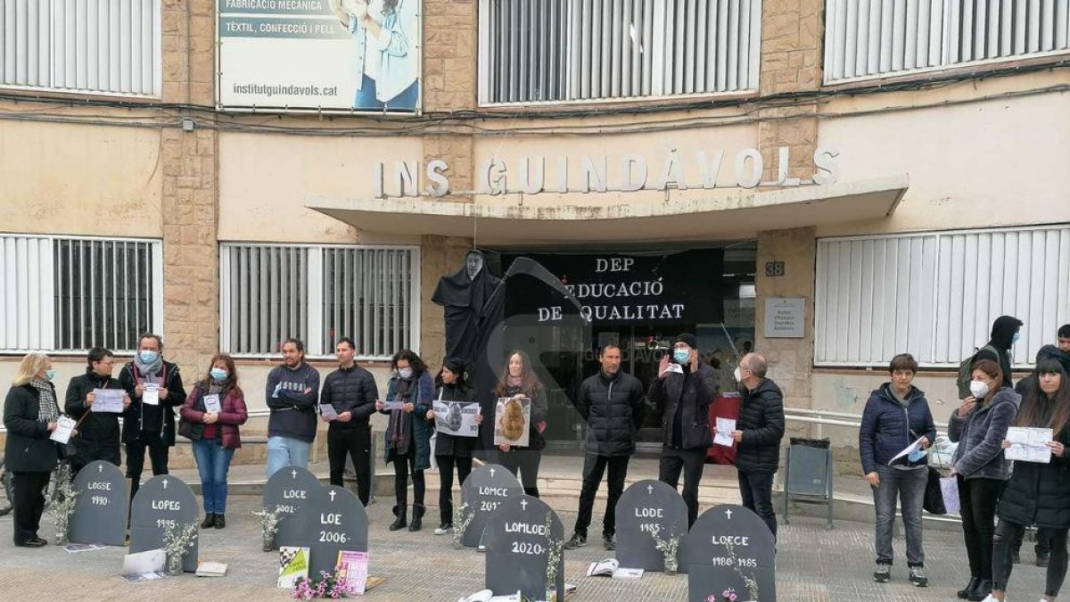 Docents de l'institut Guindàvols de Lleida han fet una performance en el primer dels cinc dies de vaga educativa.