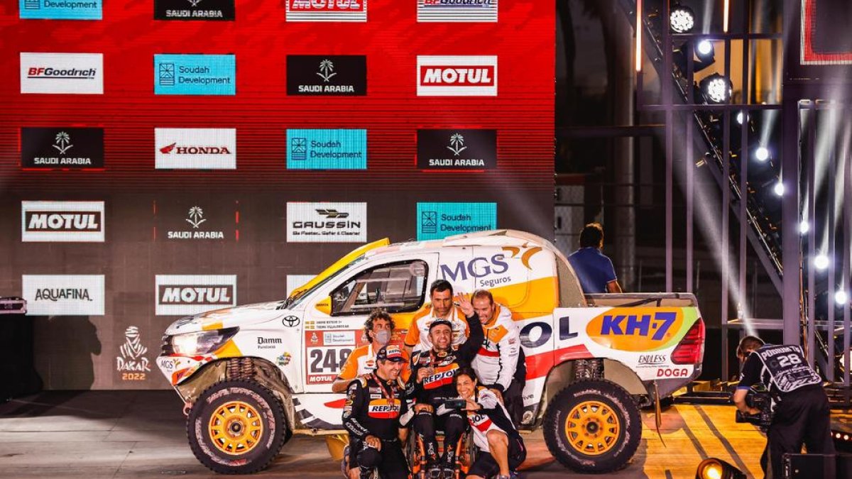 Isidre Esteve va posar amb l’equip al complet després de finalitzar un nou Dakar, el 17 de la seua carrera.