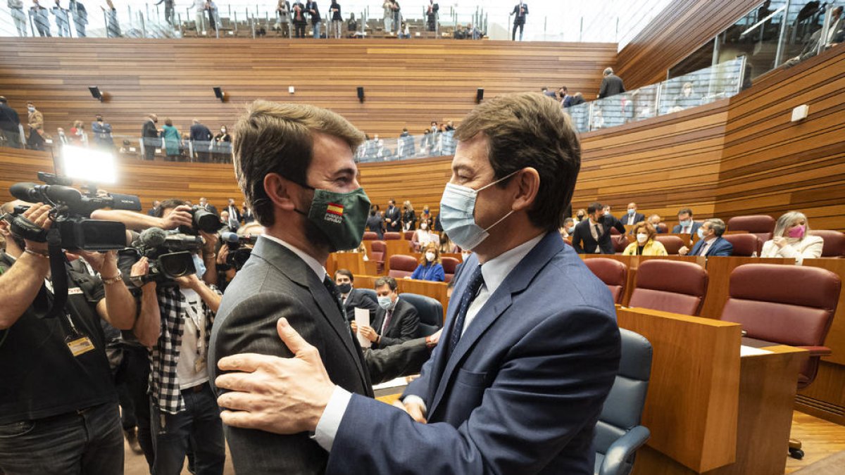Juan García-Gallardo y Alfonso Fernández Mañueco se saludan a su llegada al debate de investidura.