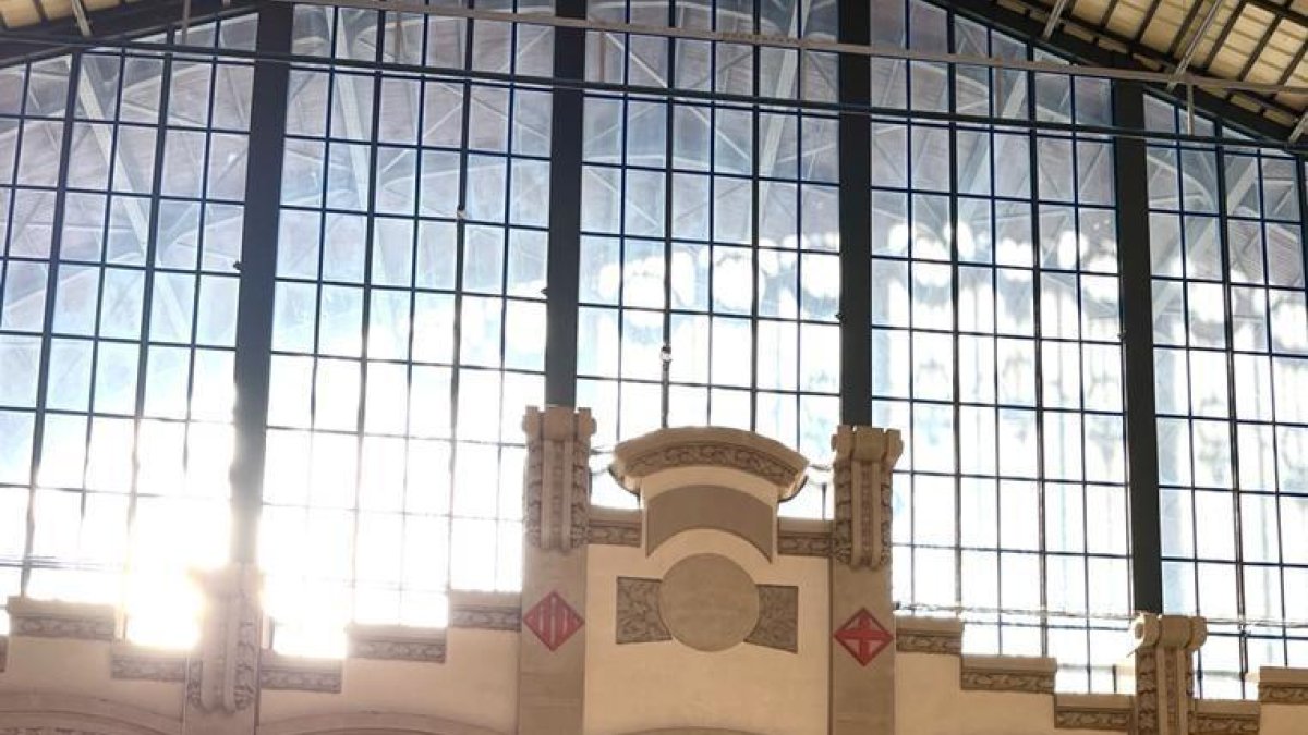 Los representantes del club leridano junto con la entrenadora.