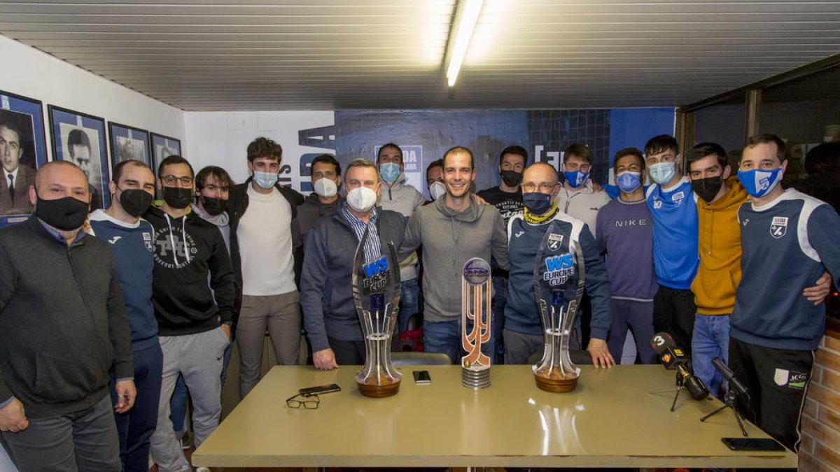 Sus compañeros de equipo, entrenadores y directivos quisieron estar al lado de su capitán en el momento de anunciar su retirada.