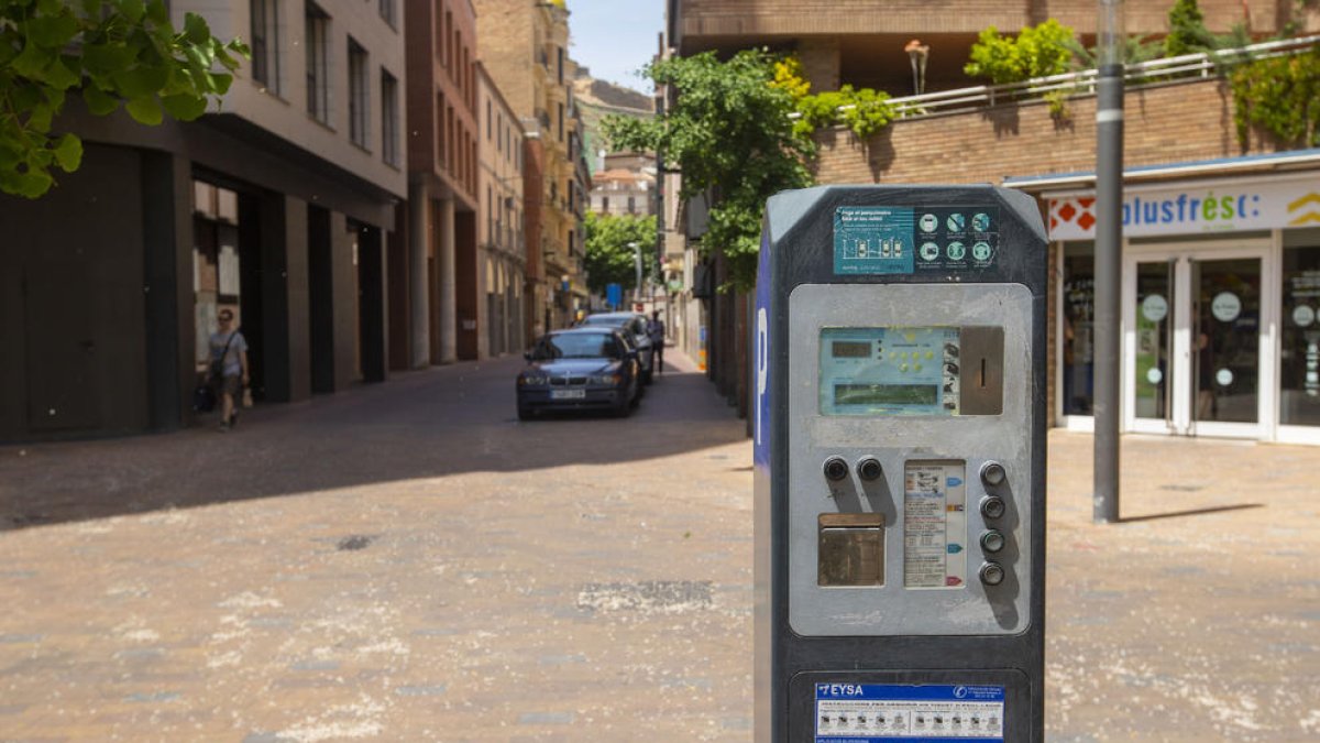 Uno de los parquímetros actuales de la zona azul de Lleida.