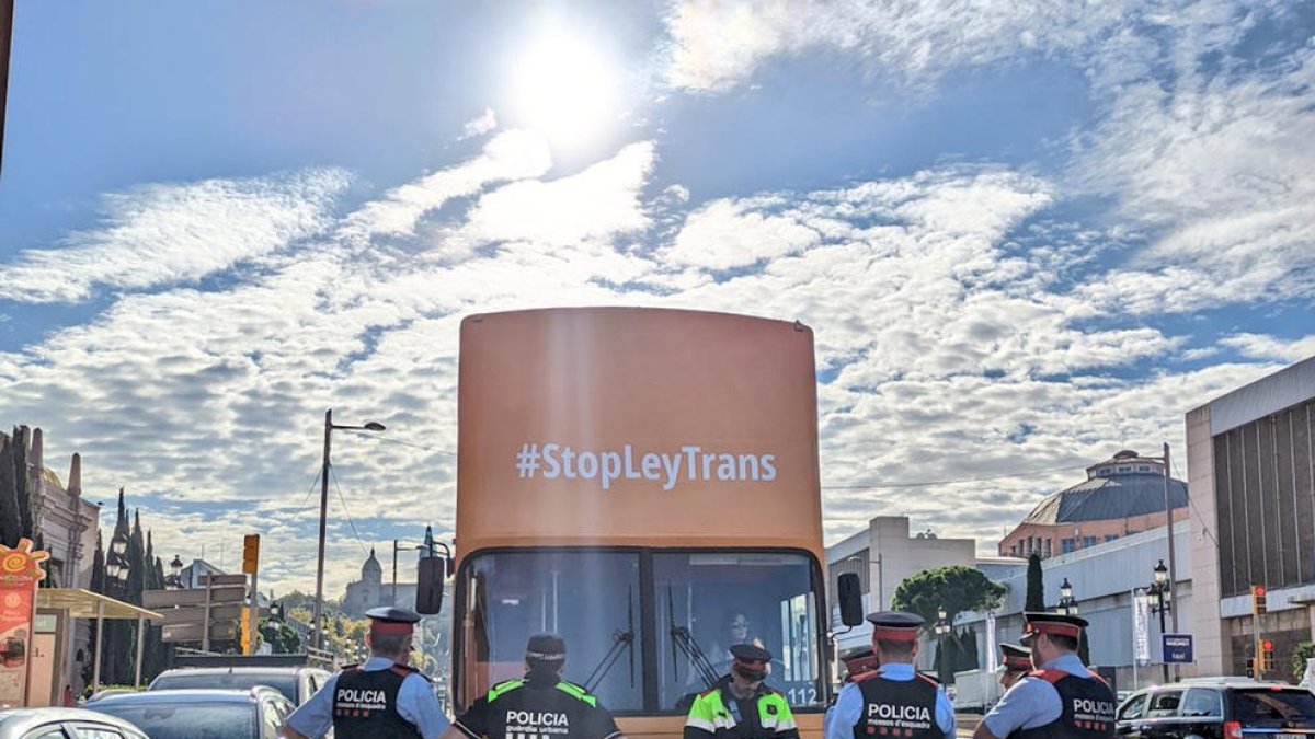 Los Mossos inmovilizan en Barcelona el bus de Hazte Oír contra la ley trans e Igualdad le abre un expediente sancionador