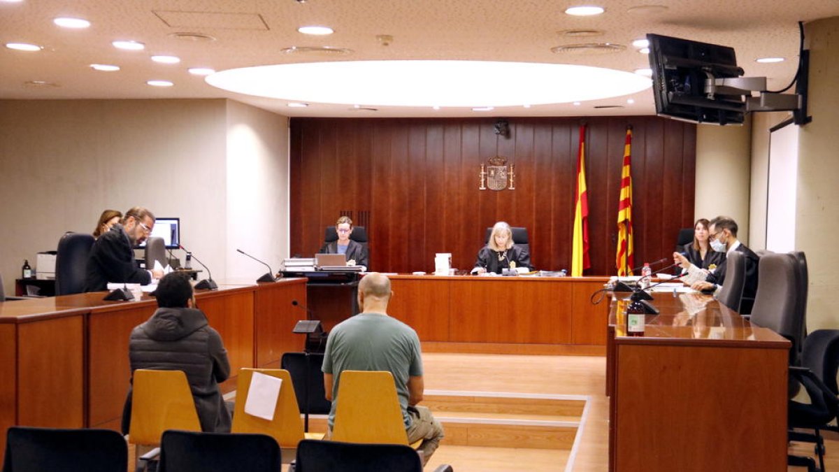 El acusado, con chaqueta negra, durante el juicio en la Audiencia de Lleida.