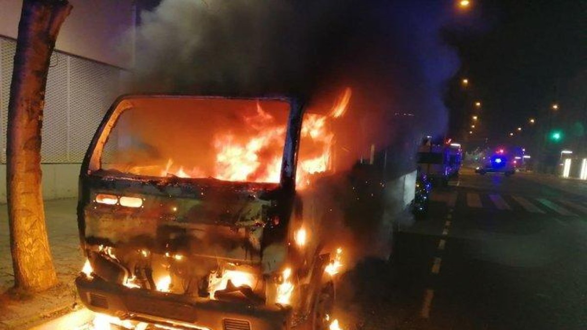 Calcinada una furgoneta en la avenida Prat de la Riba de Lleida