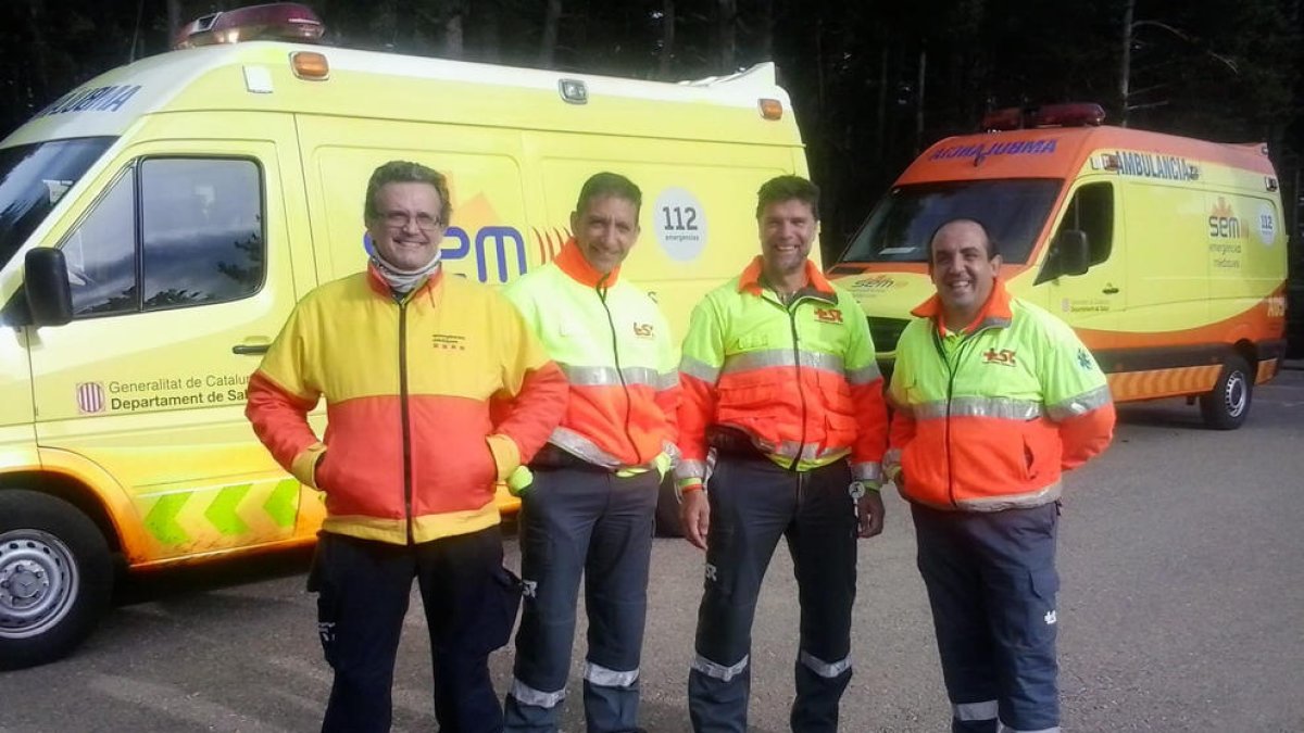 De tot l’any a tan sols dos dies al mes a la Seu - Julián Martín, el primer per l’esquerra, ja porta deu anys a França, però dos dies al mes torna a la Seu d’Urgell per treballar com a metge de família i d’urgències per una qüestió  ...