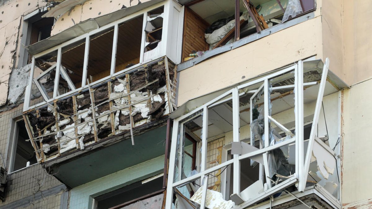 Un edifici residencial de Kíev destrossat per l'exèrcit rus.
