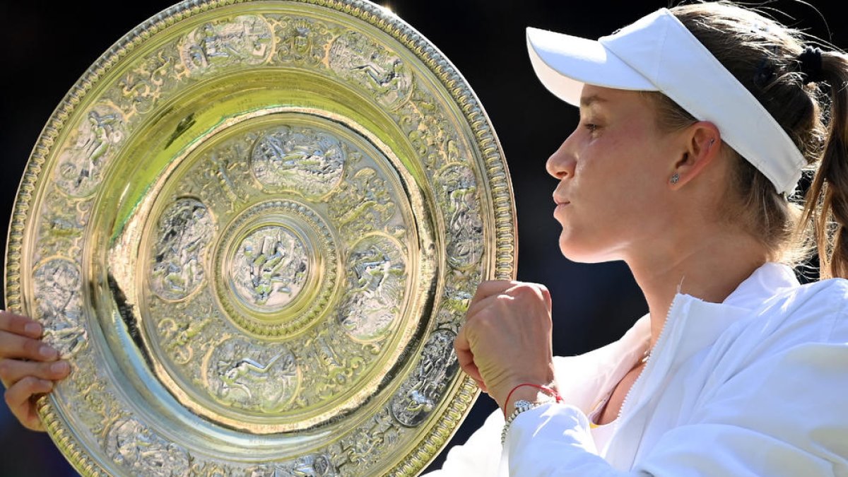 Elena Rybakina besa la Venus Rosewater de Wimbledon.