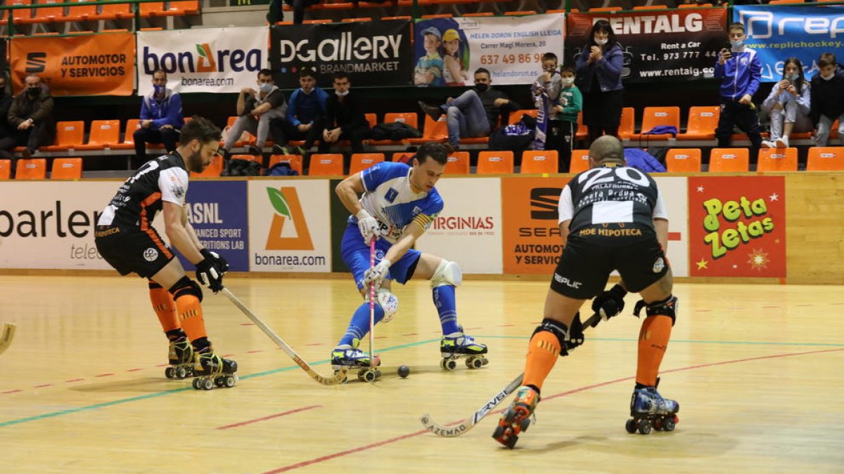 Cañellas condueix la bola durant un atac del Llista, ahir a l’Onze de Setembre.