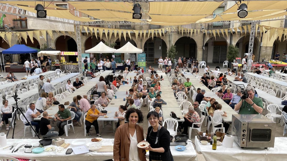 La influencer Anna Terés, de Castelló de Farfanya, va oferir ahir un showcooking en el marc de la fira.