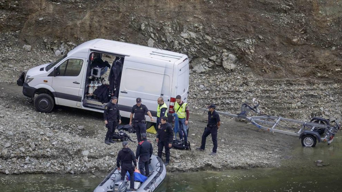 La comitiva judicial que recuperó los cuerpos en el pantano.