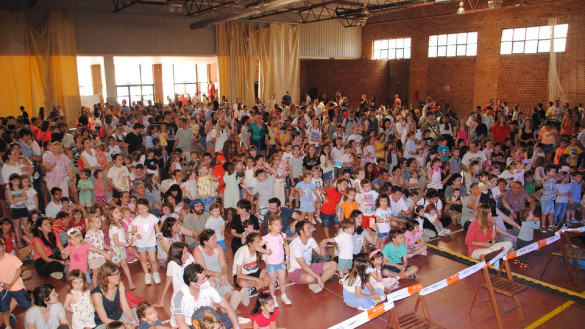 El pavelló poliesportiu, ple durant el concert de Dàmaris Gelabert.