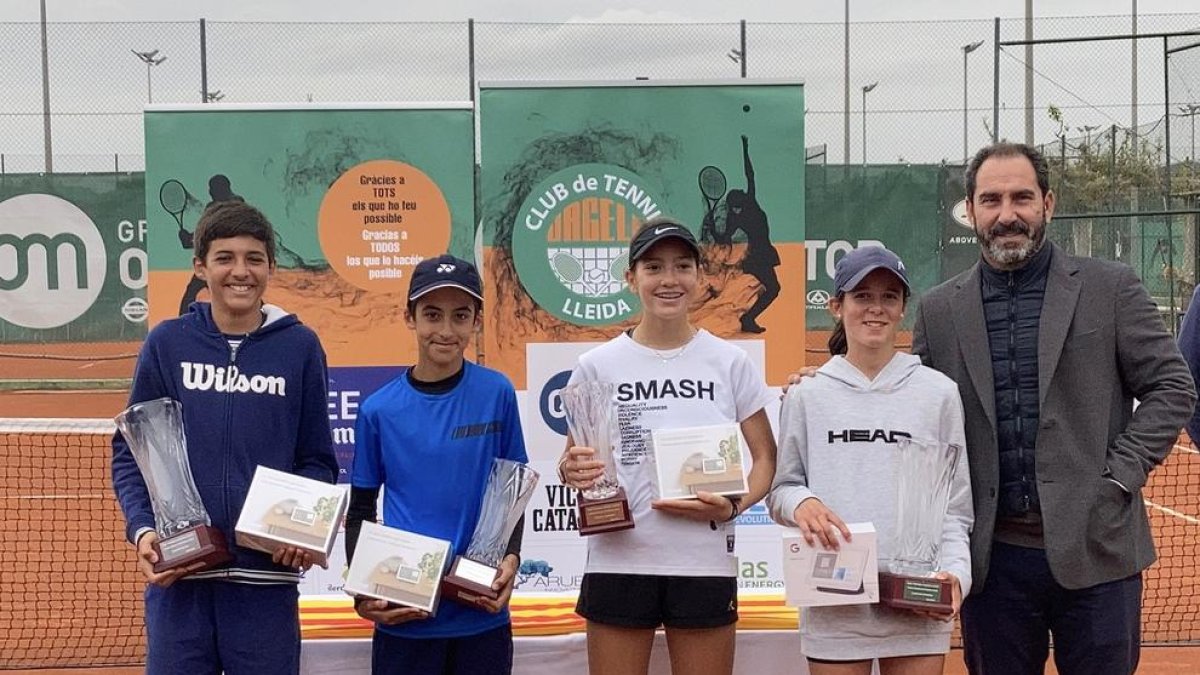 El extenista Albert Costa, ayer con los ganadores del torneo de Semana Santa que lleva su nombre.