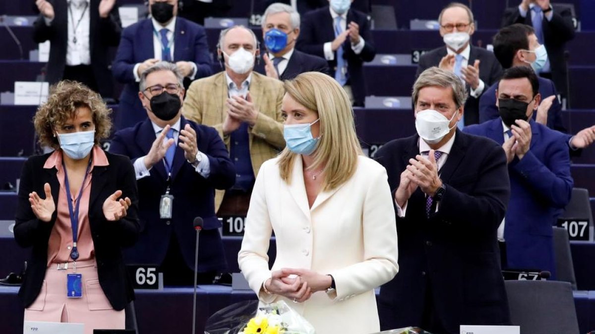 La popular Roberta Metsola, aplaudida després de ser nomenada presidenta de l’Europarlament.