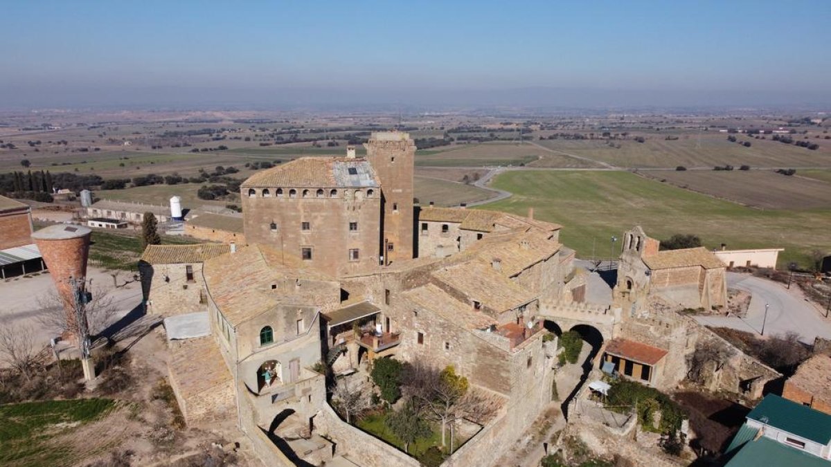 El castell de l’Aranyó presenta un estat precari pels habituals despreniments de pedres.