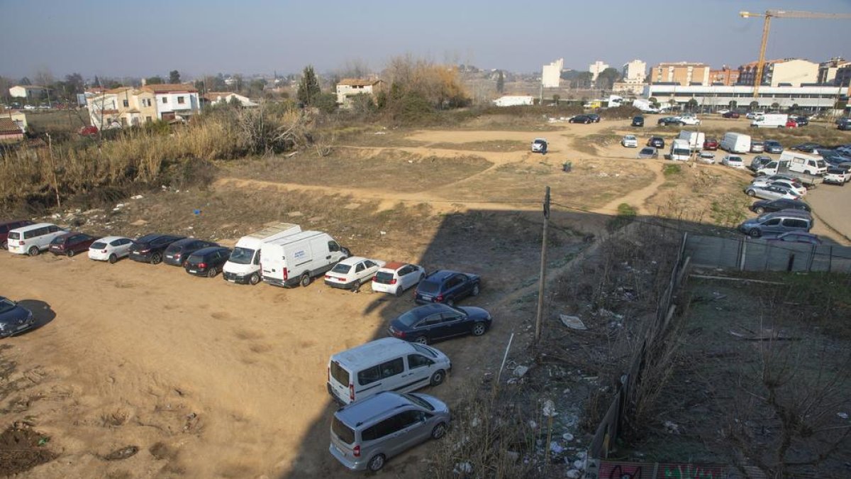 Vista general del solar, en el qual s’aprecien diversos abocaments d’escombraries.