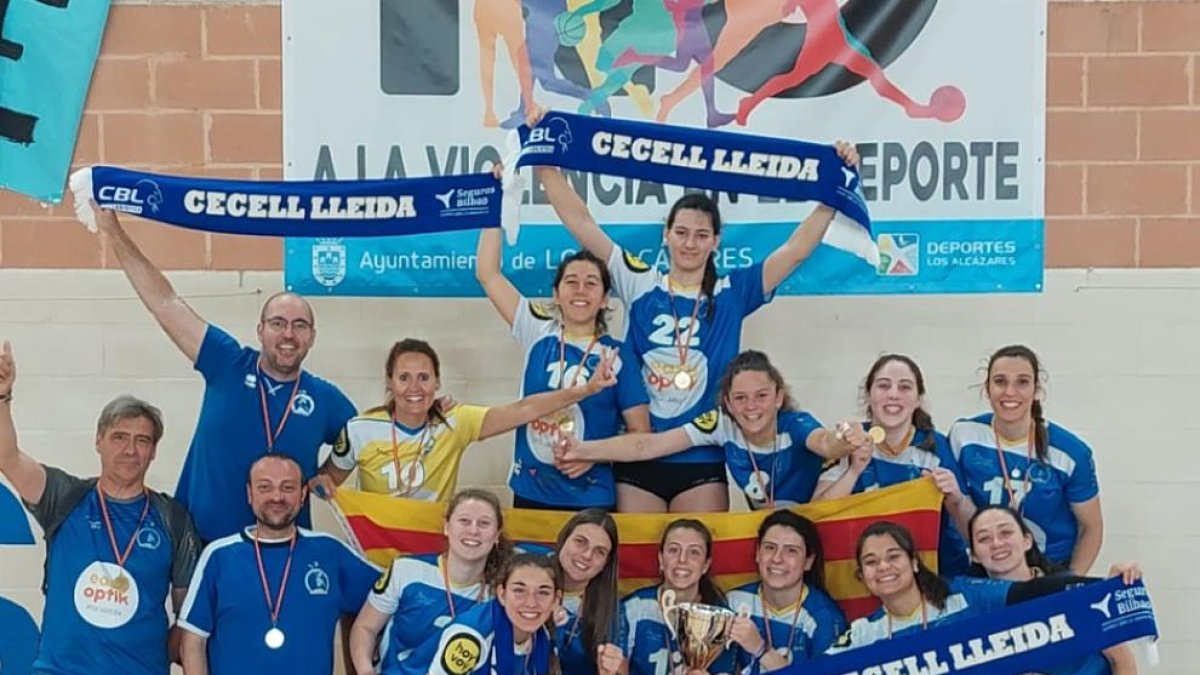 El CECELL, amb la copa de campiones de la fase d’ascens.